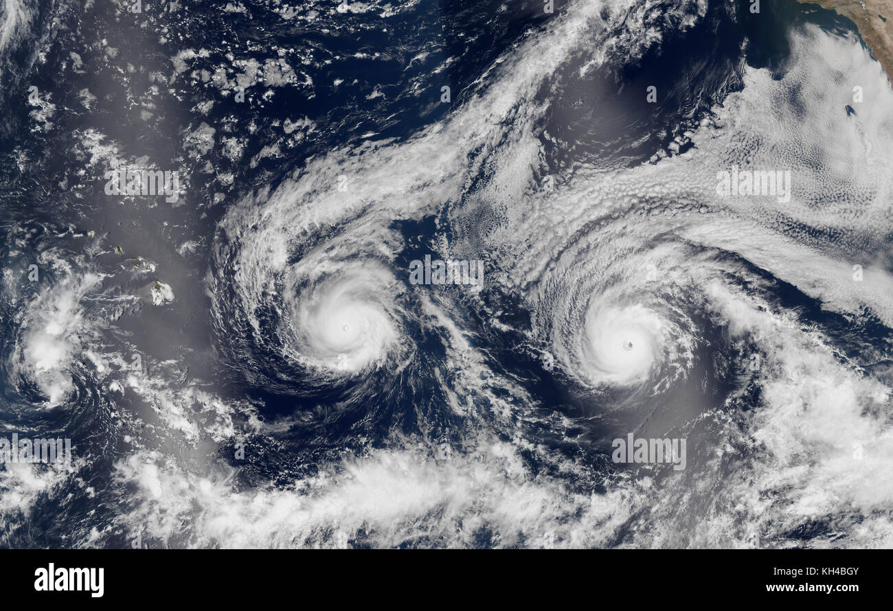 Foto compuesta de categoría 3 y 4 huracanes. 8-29-16. Los huracanes Madeline & Lester fueron entre cat 3 & 4 tormentas. A las 11:00 HST 8-30-16, Madeline Foto de stock