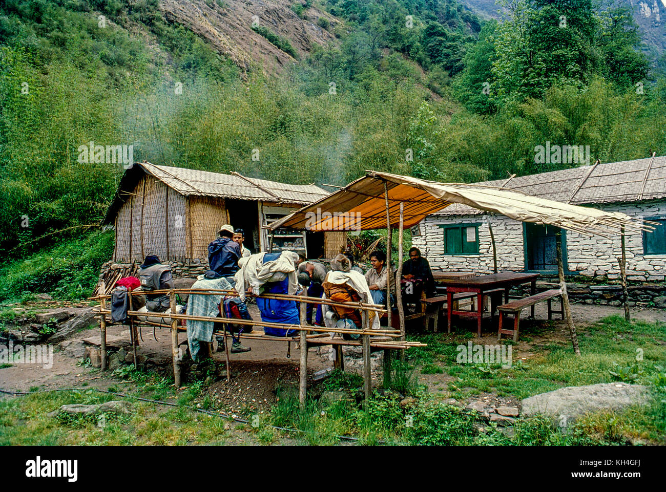 La gente descansando en el hotel, camino toannapurna campamento base ruta, Nepal, Asia Foto de stock