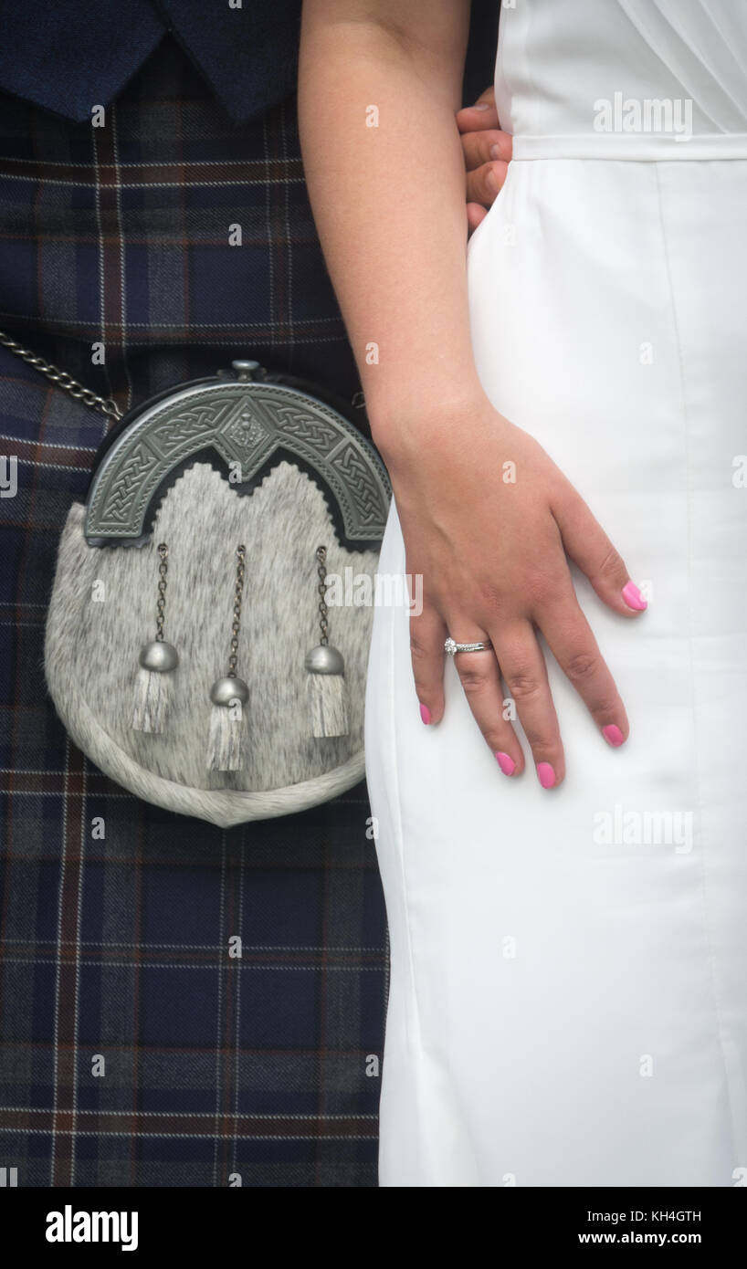 Primer plano de la novia y el novio llevaba una falda en boda en Escocia Foto de stock
