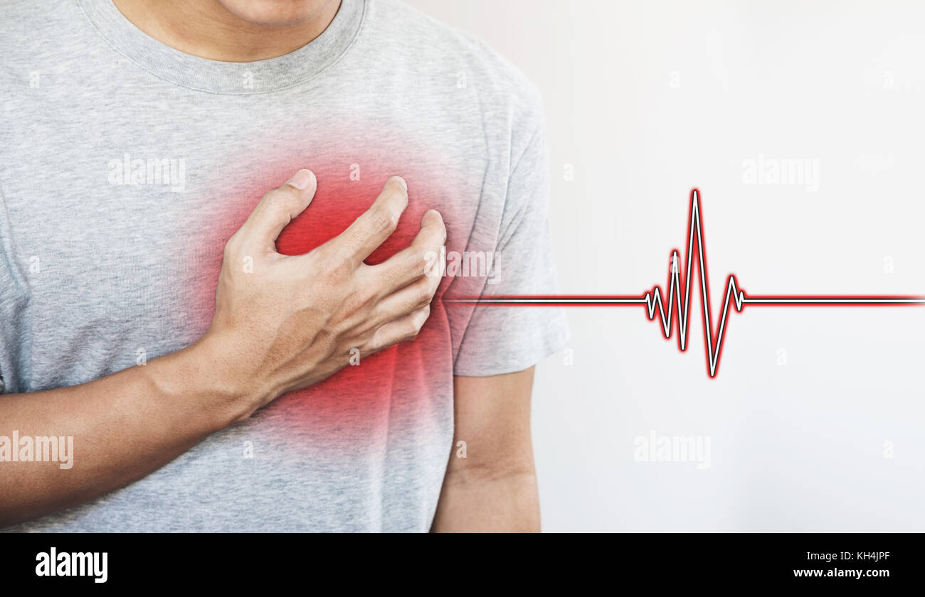 Un hombre tocando su corazón con corazón firme pulso. ataque al corazón, y otras enfermedades del corazón conceptos Foto de stock