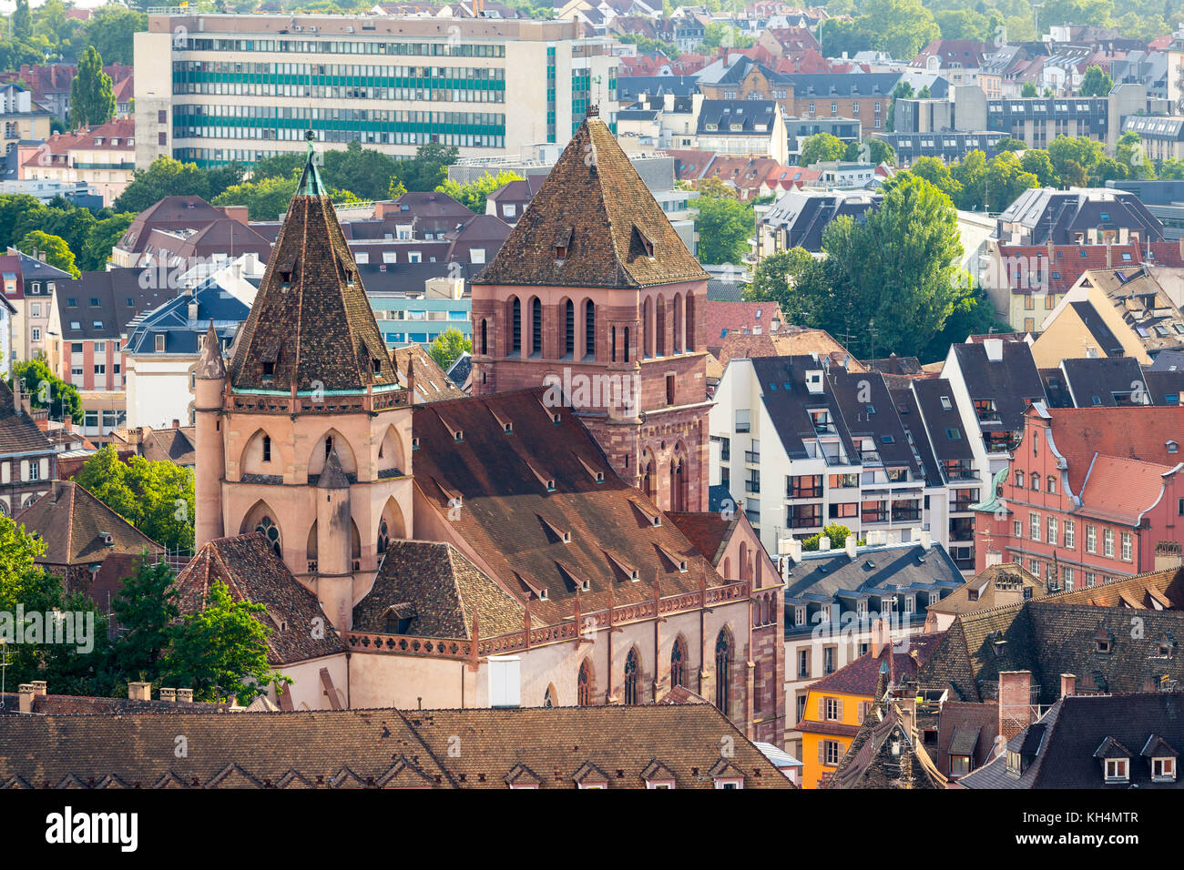 Una de las mayores iglesias en Estrasburgo es la iglesia de Santo Tomás, Alsacia, Francia. Foto de stock