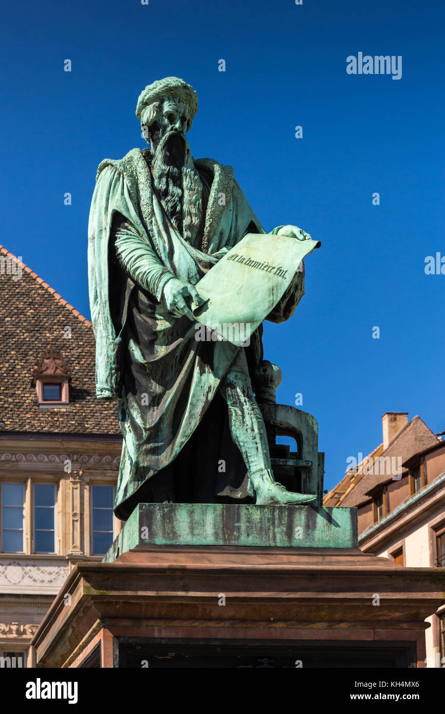 Estatua de Johannes Gutenberg en la ciudad de Estrasburgo, en Alsacia, Francia. Foto de stock