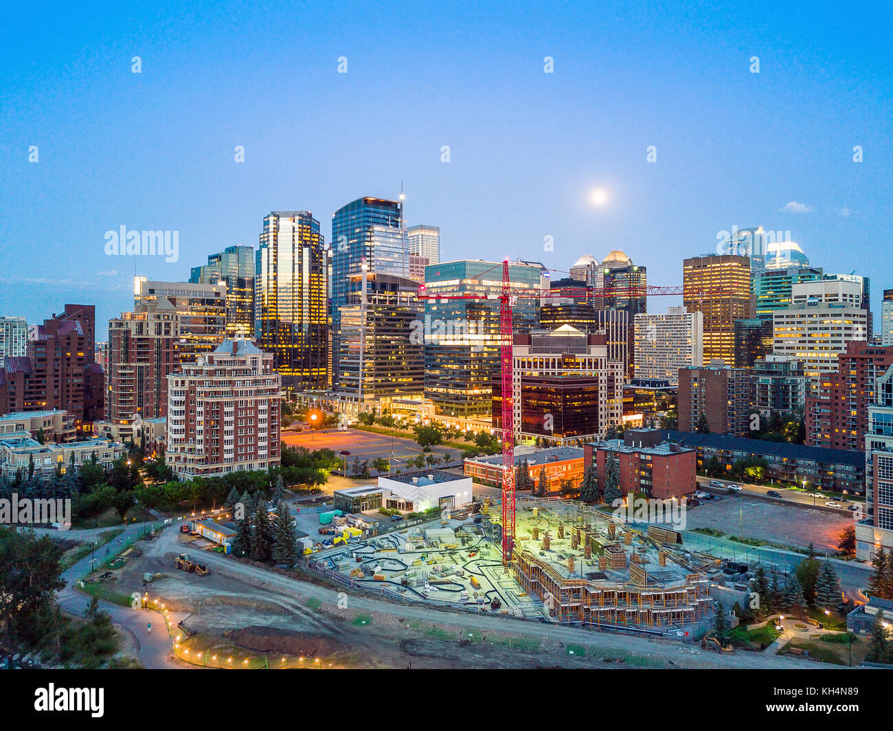 Calgary Downtown con sitio en construcción por el río, Alberta, Canadá Foto de stock