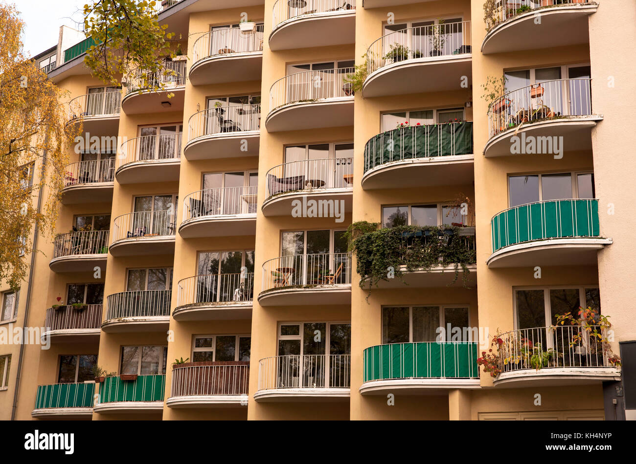 Europa, Alemania, Renania del Norte-Westfalia, Colonia, casa en la calle Theodor-Heuss-Ring, balcones. Europa, Deutschland, Renania del Norte Westfalia, Koeln, Foto de stock