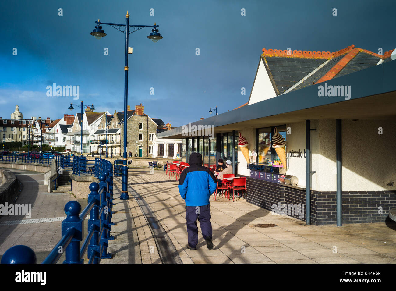 Porthcawl Mar, delante de la barra de Piccolo en el paseo marítimo Foto de stock
