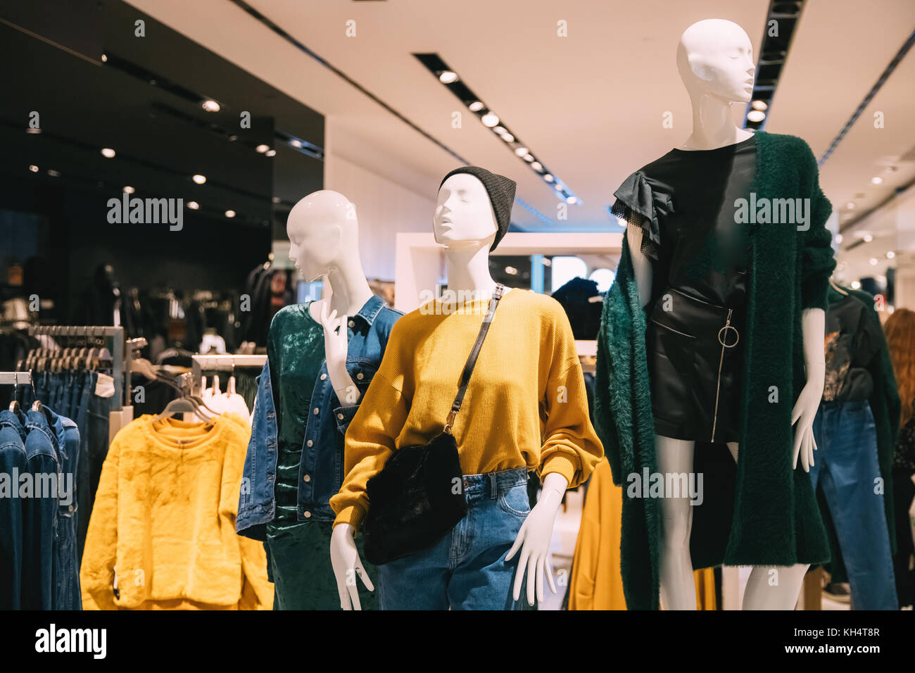 Maniquíes vestidos de mujer mujer ropa casual en la tienda del centro  comercial Fotografía de stock - Alamy