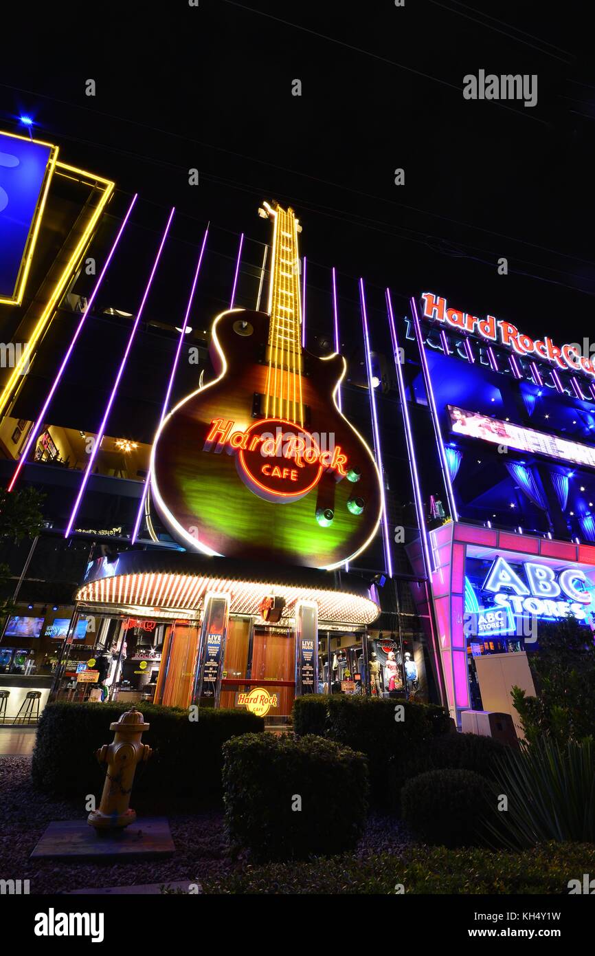 Las Vegas, Nevada - Julio 25, 2017: vista nocturna del Hard Rock Cafe en el strip. el hard rock signo está incrustado en una Gibson Les Paul guitarra iii en la Foto de stock