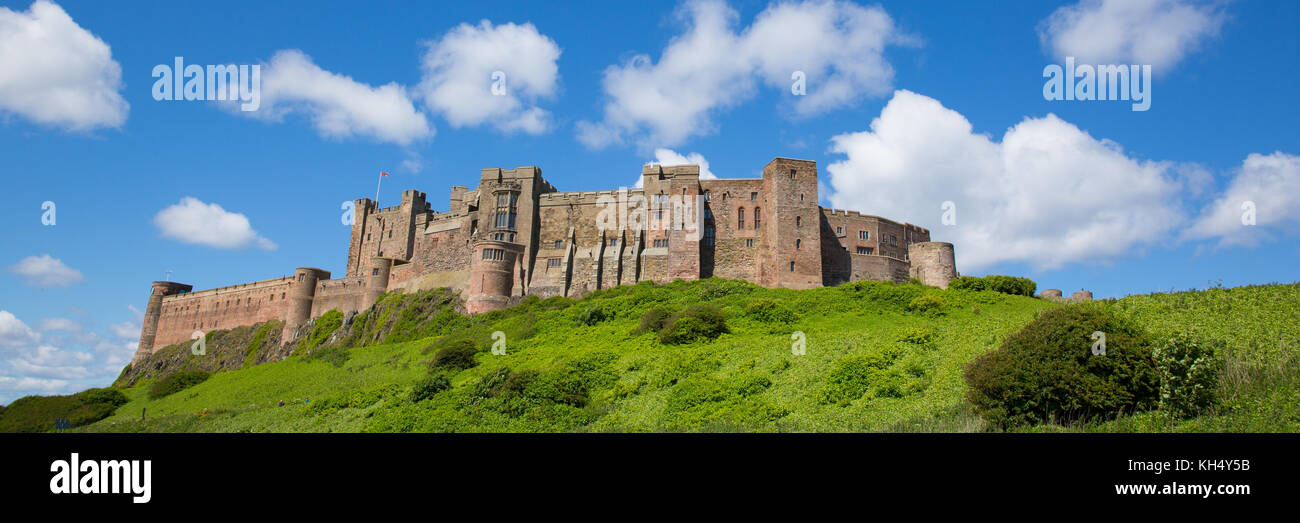 Castillo de Bamburgh Northumberland Inglaterra Reino Unido vista panorámica Foto de stock
