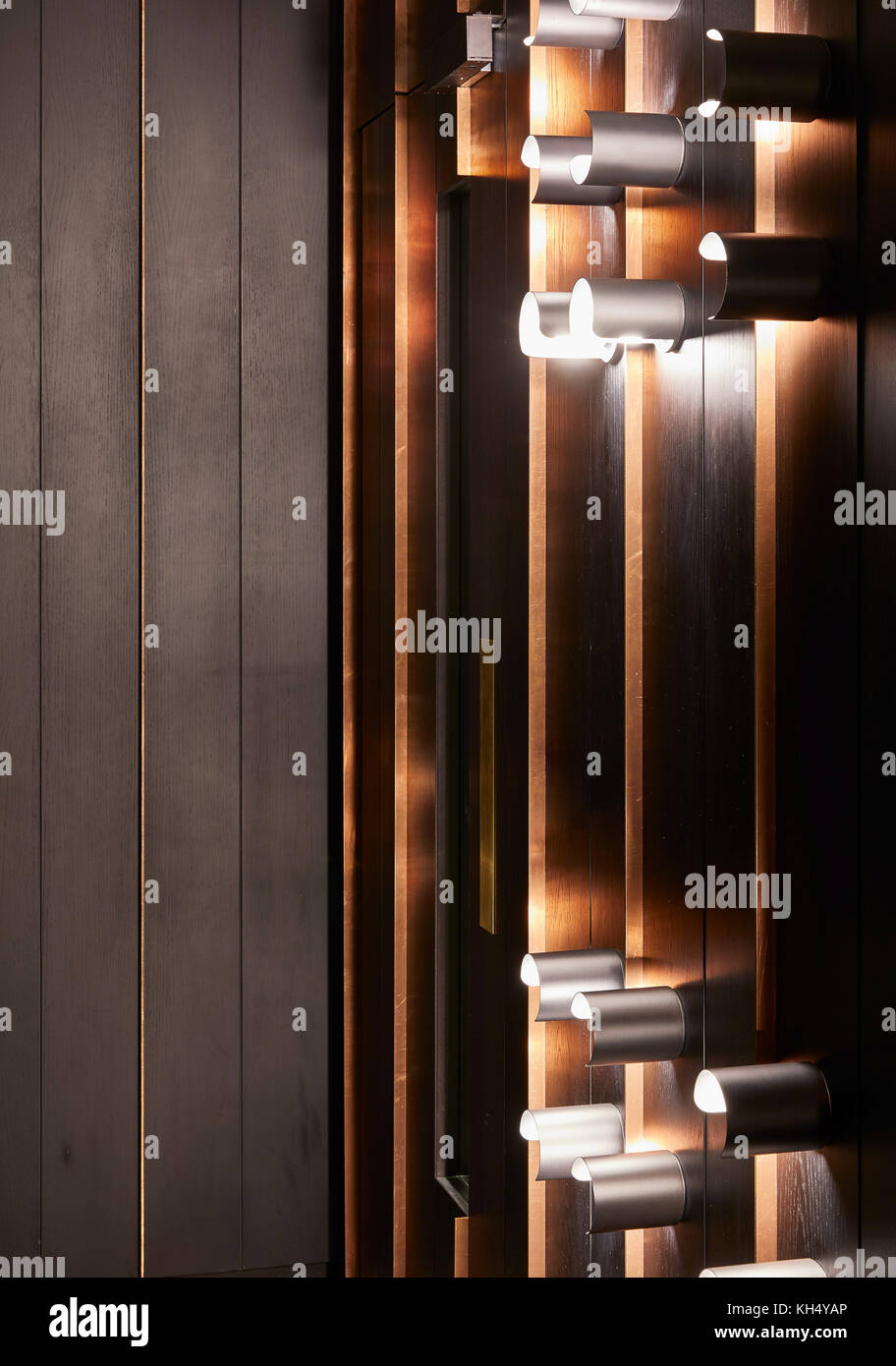 Captura detalles de paneles de madera y accesorios de iluminación en el edificio corredor. 55 Victoria Street, Londres, Reino Unido. Arquitecto: dureza + Trevillion AR Foto de stock