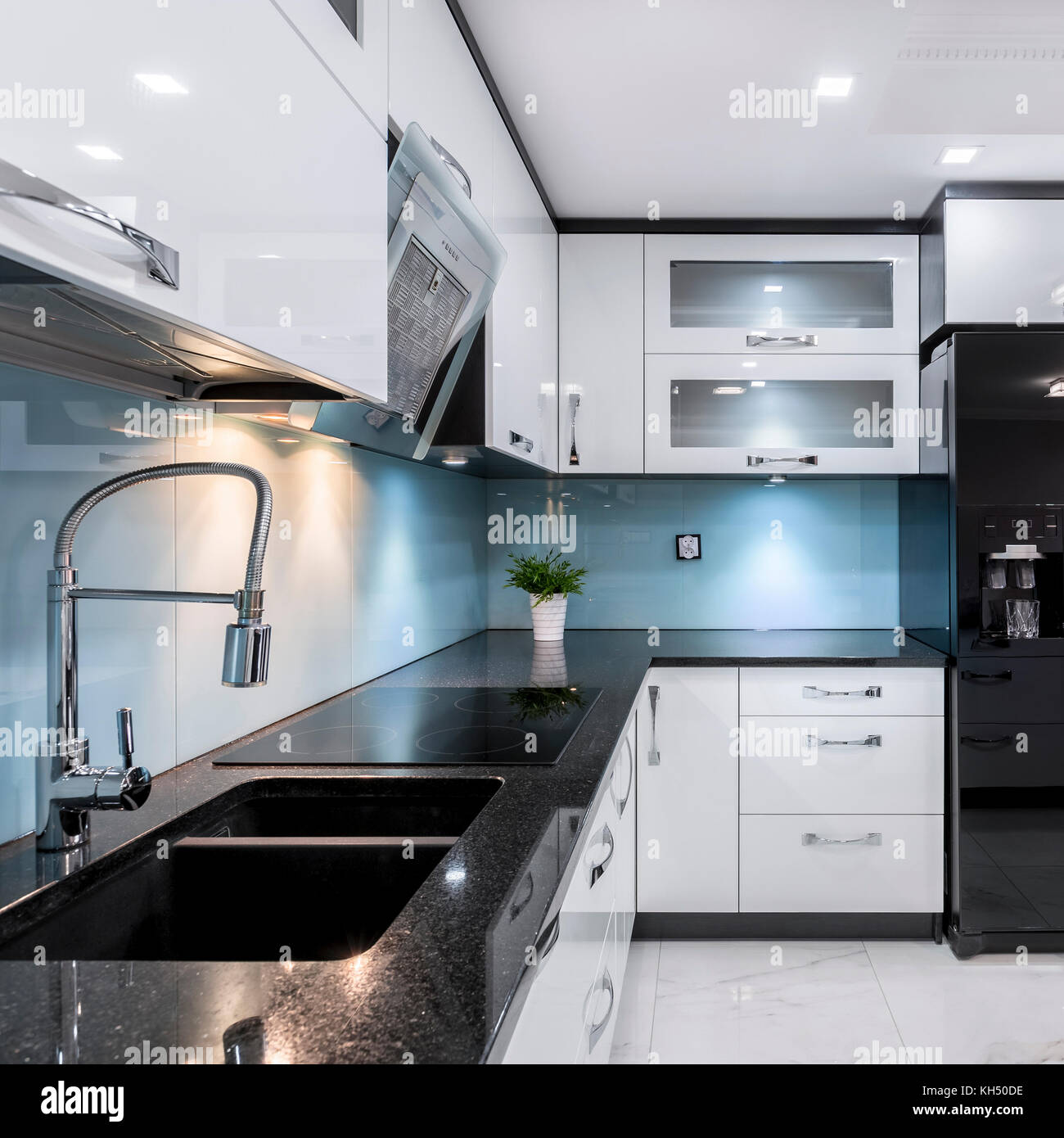 Cocina Moderna Y Elegante Con Mobiliario Blanco Y Negro Fotografia De Stock Alamy