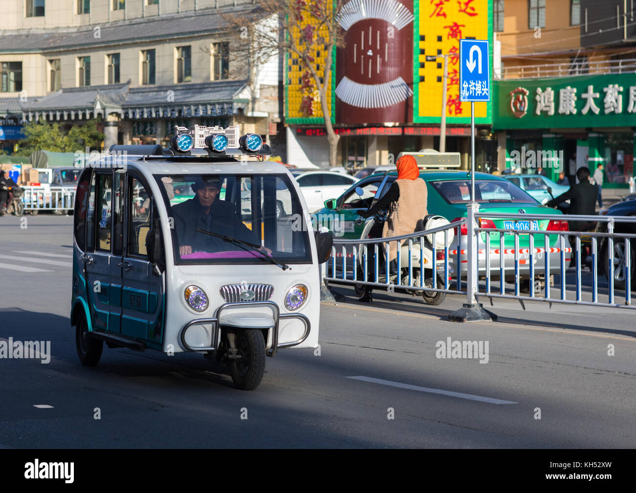 Los pequeños taxis en el centro de la ciudad, provincia de Gansu, Linxia, China Foto de stock