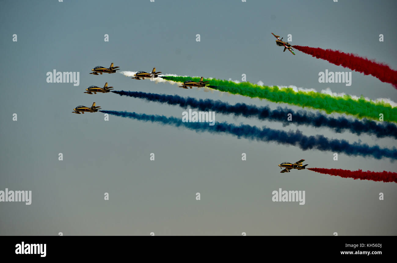 "Al Fursan" (los caballeros), la Fuerza Aérea de los Emiratos Árabes Unidos acrobático mostrar equipo realiza durante el Salón Aeronáutico de Dubai el 13 de noviembre, 2017.El Dubai Air Foto de stock