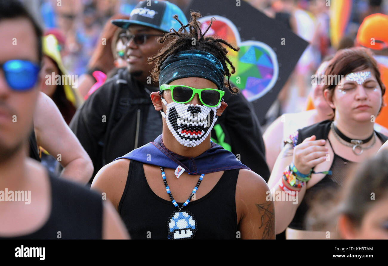 Orlando, Estados Unidos. 11 Nov, 2017. Un hombre que lleva una máscara  facial con reborde en el electric daisy carnaval, el festival de música  electrónica de baile más grande en los Estados
