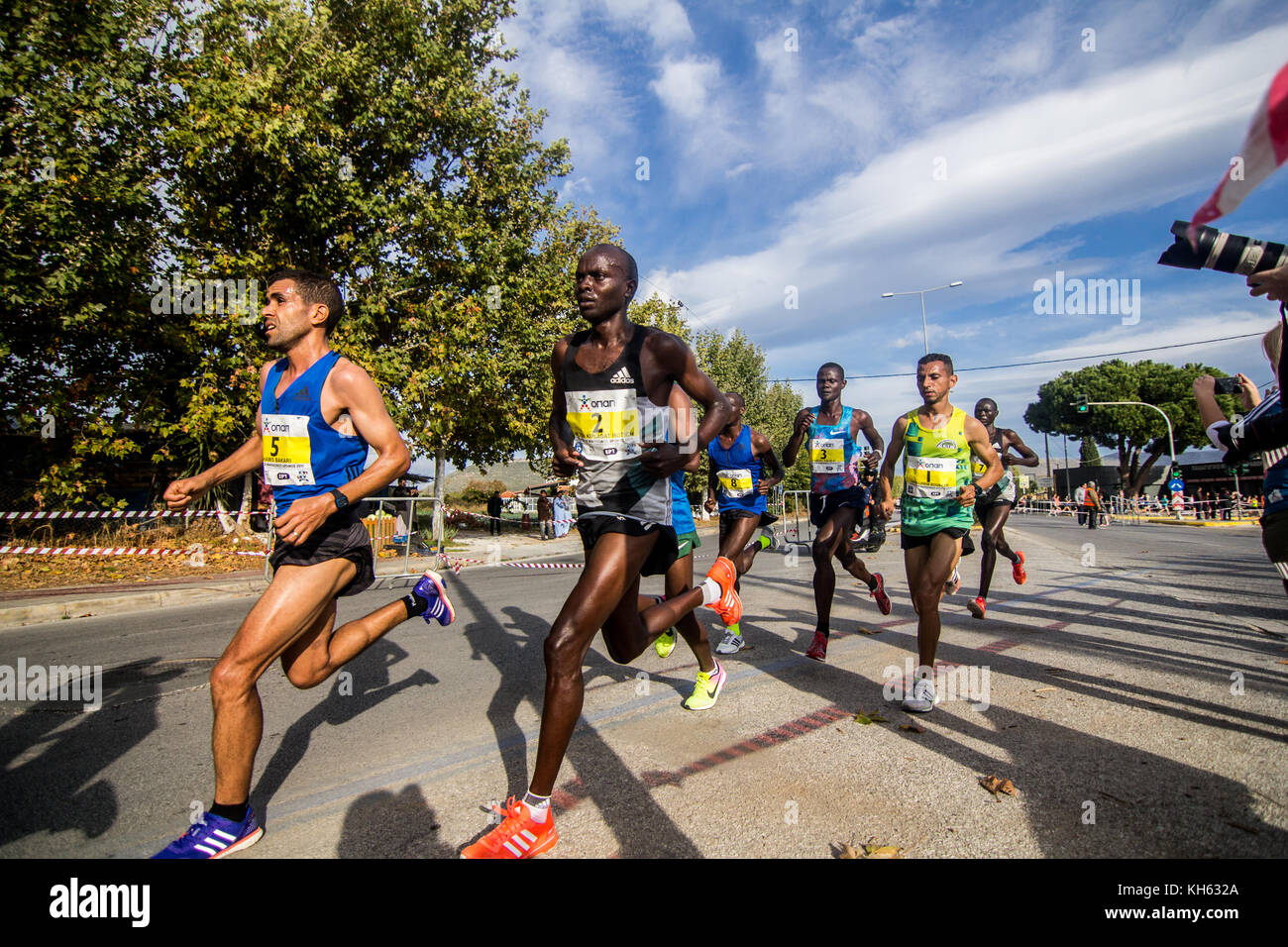 Los primeros atletas pasar el 5km de la carrera. El 35 Atenas auténtica  maratón tiene lugar hoy con más de 18500 personas participaron en el  maratón, un nuevo récord de participación. En