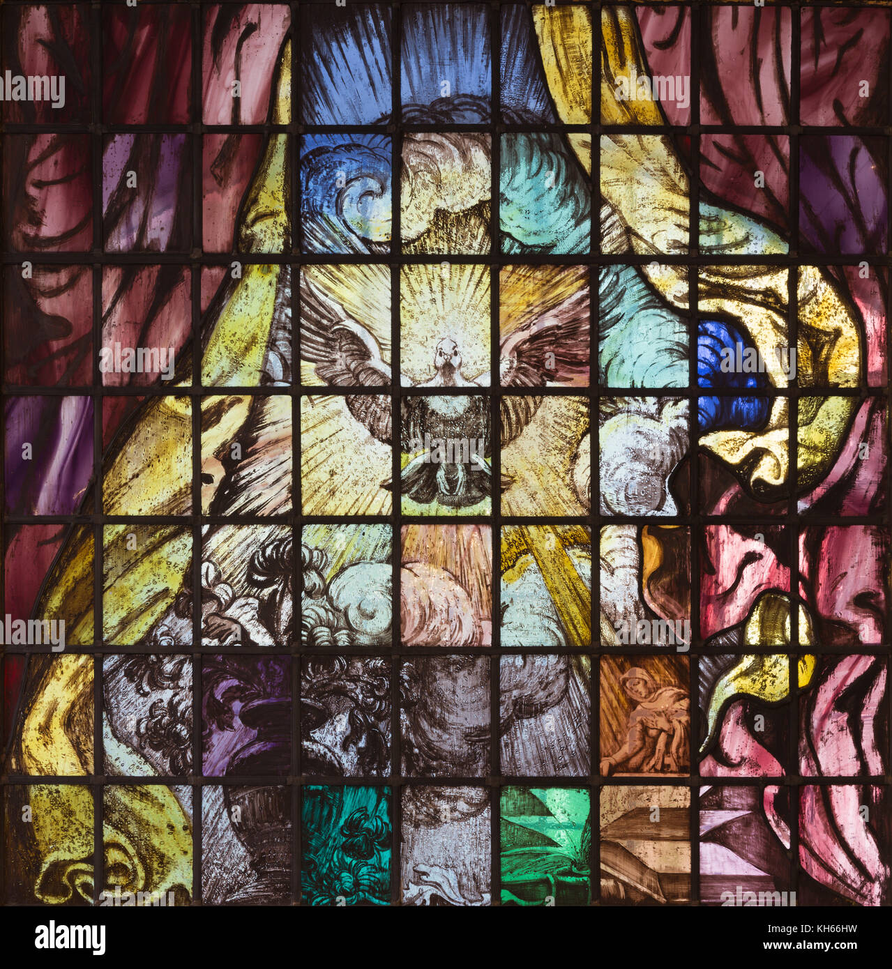 Londres, Gran Bretaña - Septiembre 16, 2017: la paloma ast el symbolo de Santo sobre la moderna spirti glas en la iglesia St manchada. Andrew holborn Foto de stock