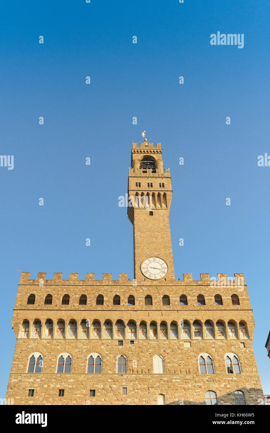 La torre del Palazzo Vecchio es uno de los símbolos de Florencia y se llama la torre de Arnolfo en honor de Arnolfo di Cambio Foto de stock