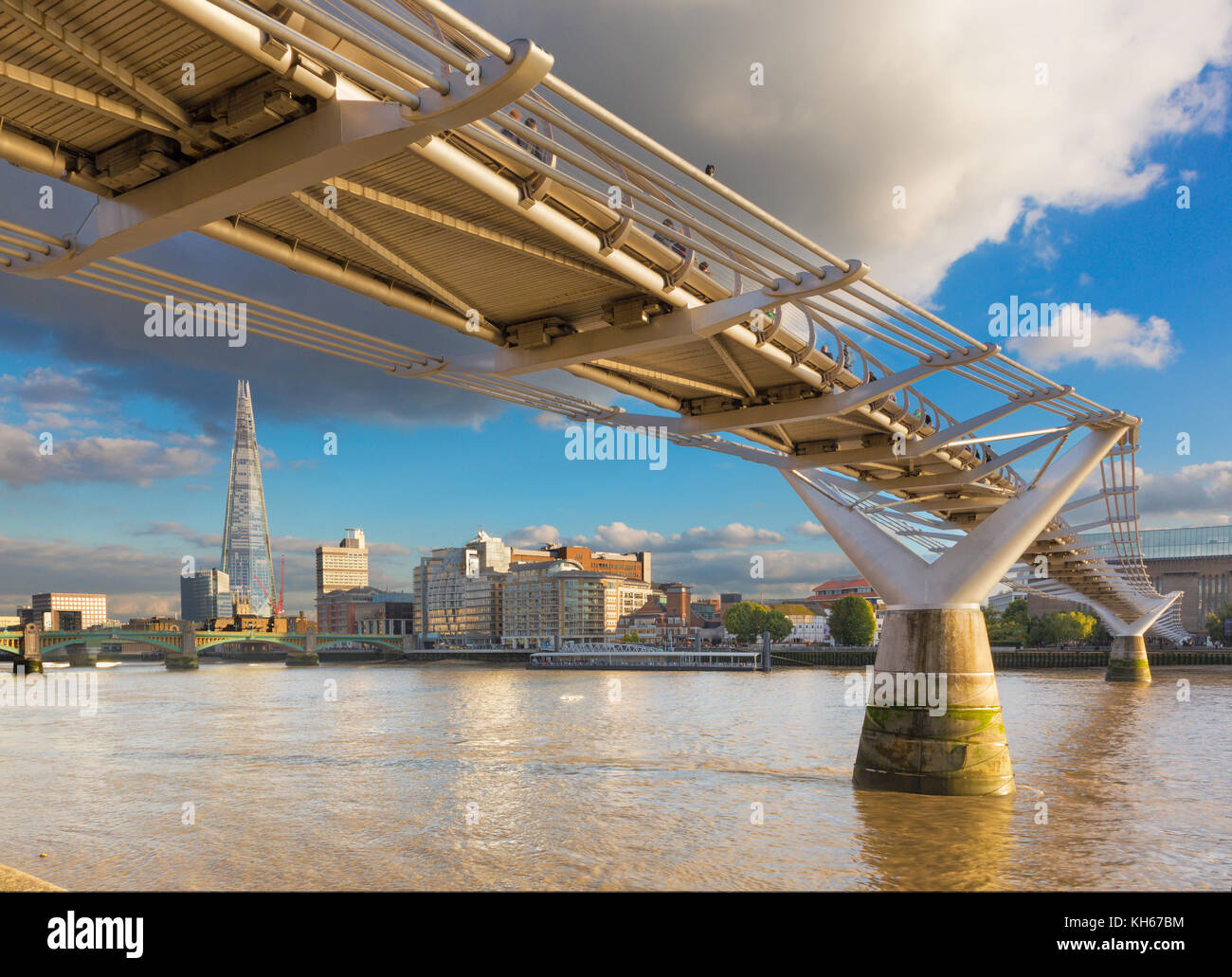 Londres - el puente del milenio y rascacielos en luz del atardecer. Foto de stock