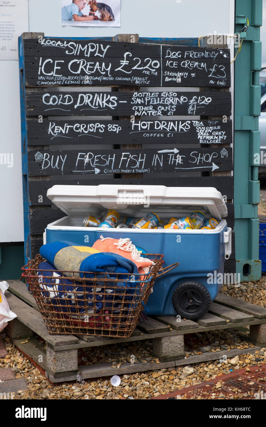 Menú anotado en el pizarrón un palé con bebidas frías en una caja de  enfriador Fotografía de stock - Alamy