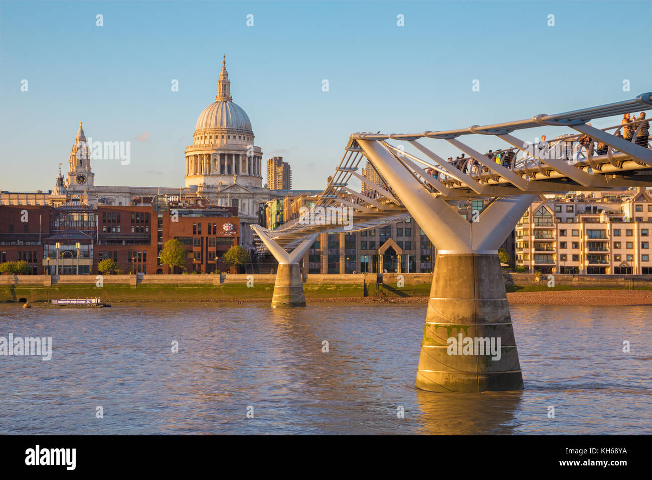 LONDRES, GRAN BRETAÑA - 19 DE SEPTIEMBRE de 2017: El puente del Milenio y la catedral de San Pablo en la luz de la noche. Foto de stock