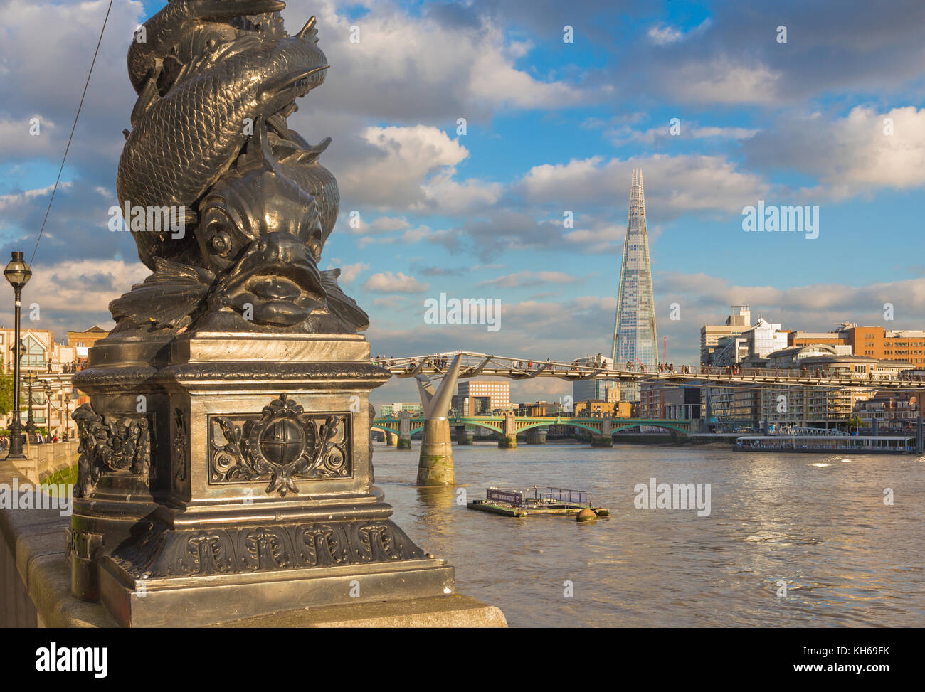 Londres - el candelabro de thames promenade, el puente Millennium y shard en luz del atardecer. Foto de stock