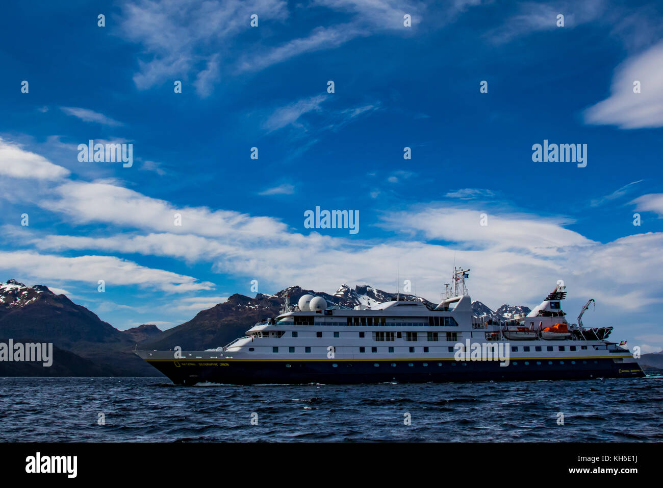 La National Geographic Orion que transitan por el Estrecho Kirke en Patagonia Chile fiordos cerca de Puerto Natales, CHILE Foto de stock