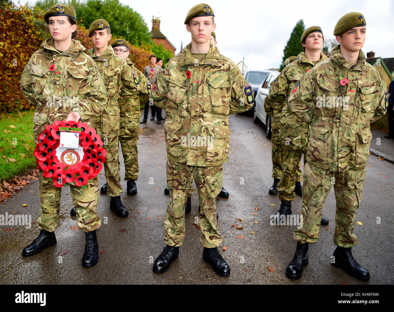 Surrey fuerza de cadetes del ejército en un desfile en recuerdo domingo, Haslemere, Surrey, Reino Unido. domingo 12 de noviembre de 2017. Foto de stock