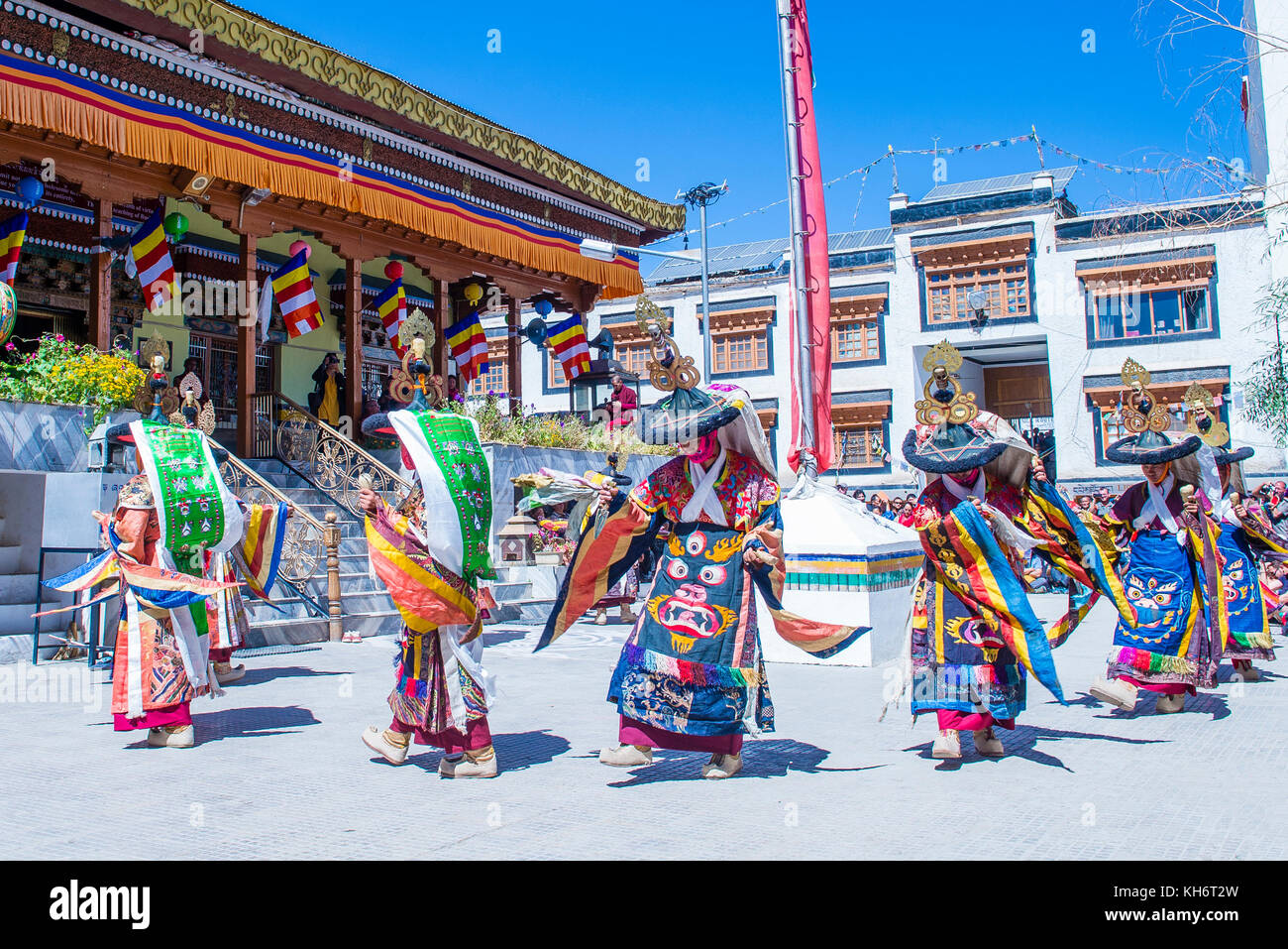 Los monjes budistas realizan Cham durante el Festival de Danza de Ladakh en Leh India Foto de stock