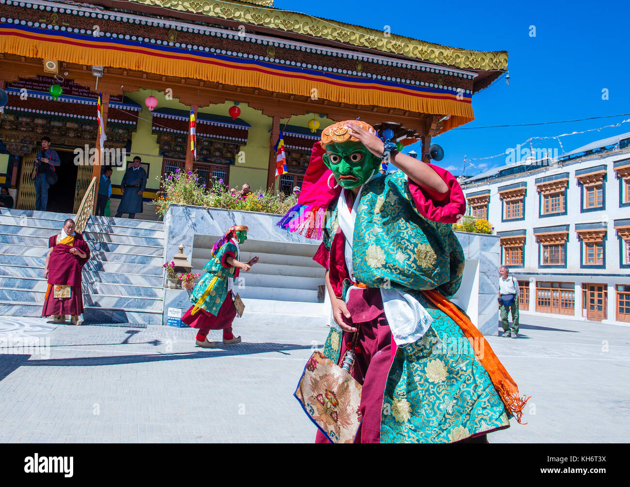 Los monjes budistas realizan Cham durante el Festival de Danza de Ladakh en Leh India Foto de stock