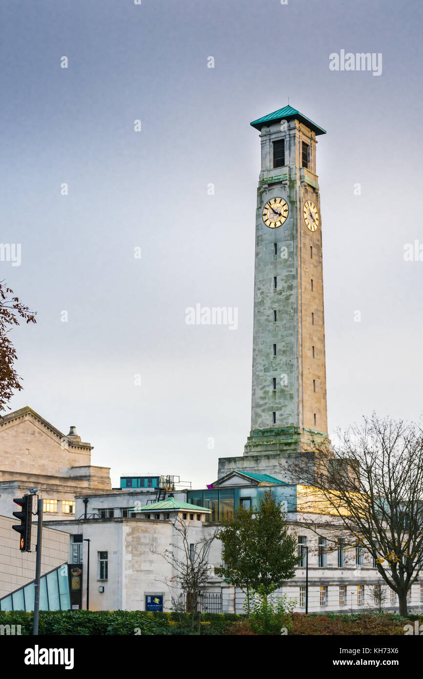 El Centro Cívico Torre del Reloj en 2017 en Southampton, Inglaterra, Reino Unido. Foto de stock