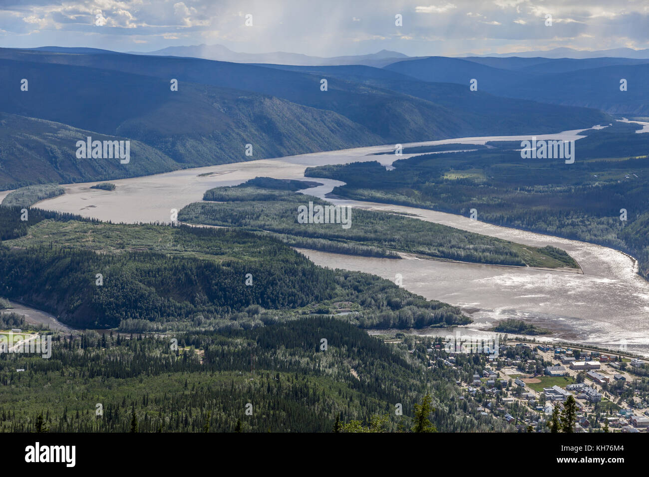 El pequeño klondike desemboca en el río Yukón en Dawson City un sitio