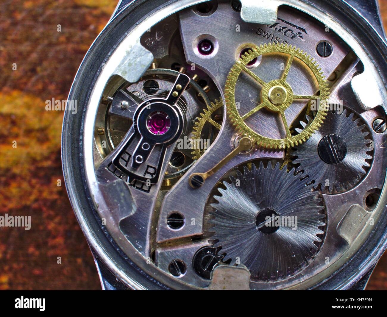 Mecanismo de reloj de un viejo reloj Suizo.Artesanía de precisión de  relojeros real Fotografía de stock - Alamy