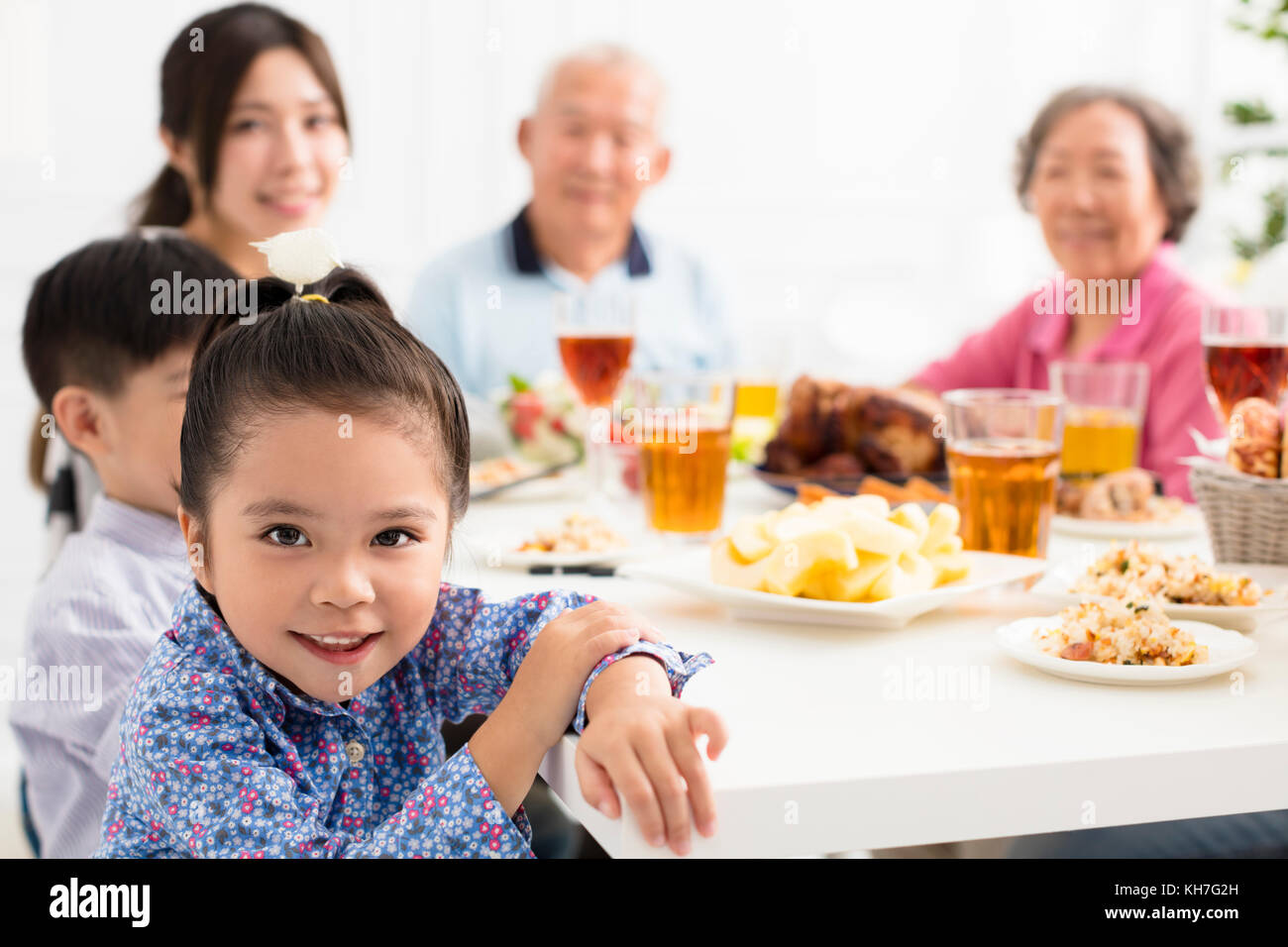 Feliz familia de Asia cenando en casa Foto de stock