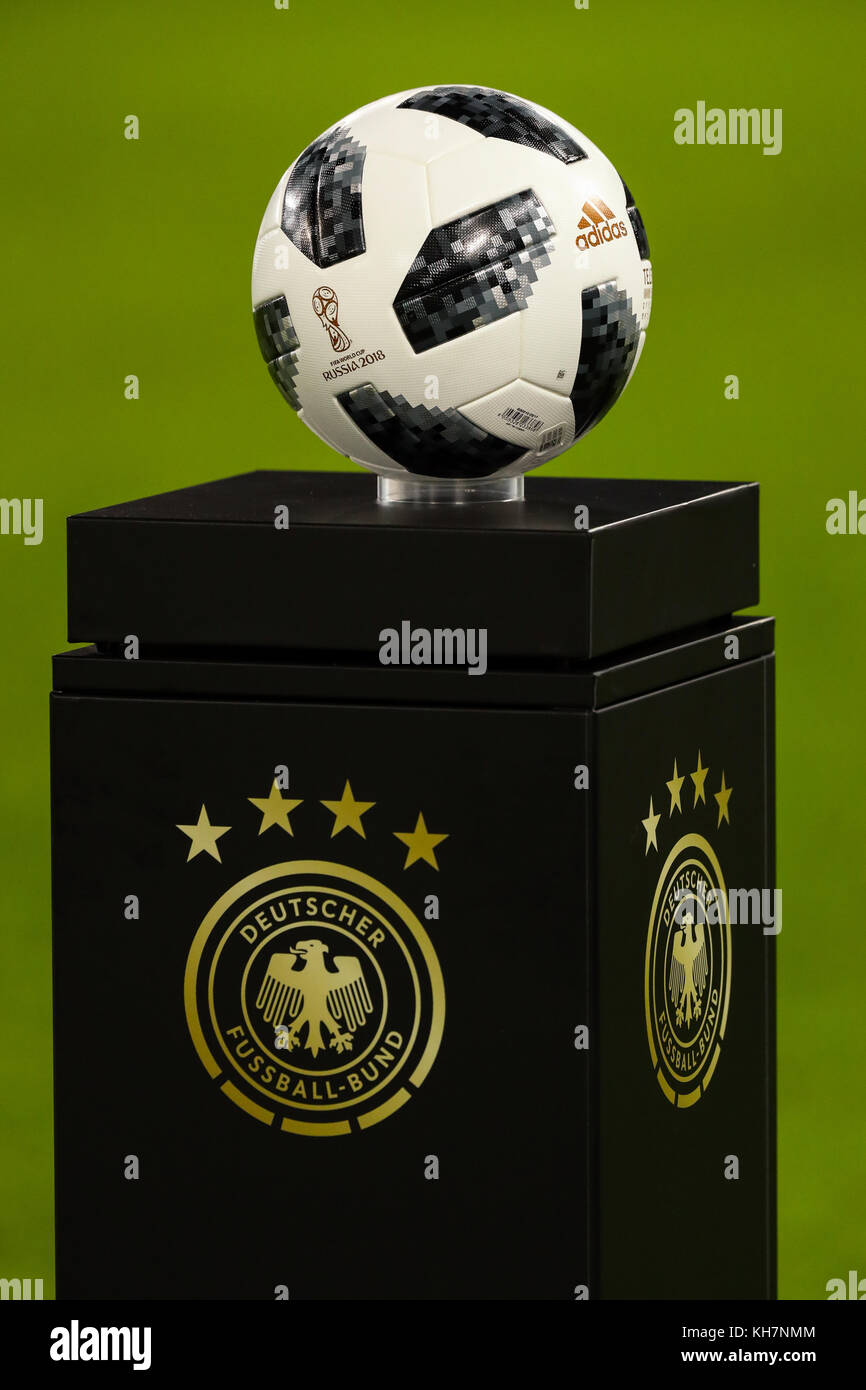 Colonia, Alemania. 14 Nov, 2017. El juego de pelota oficial actual con el  logotipo de la Copa del Mundo de 2019 Rusia retratada en un pedestal antes  del partido de fútbol internacional