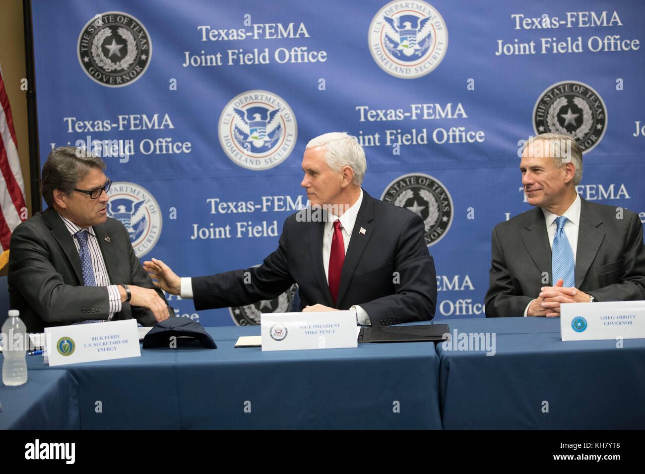 Austin, EE.UU. 15 de noviembre de 2017. El vicepresidente de EE.UU. Mike Pence (centro) visita la oficina regional de la Agencia Federal para el Manejo de Emergencias (FEMA) en Texas con Energy Secy. Rick Perry (izquierda) para una actualización de recuperación del huracán Harvey del Gobierno de Texas. Greg Abbott (derecha). Crédito: Bob Daemmrich/Alamy Live News Foto de stock