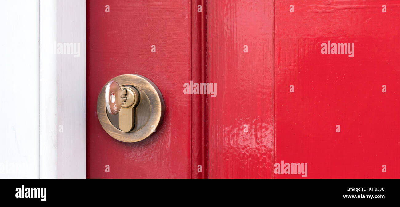 La llave en la cerradura de la puerta delantera Foto de stock