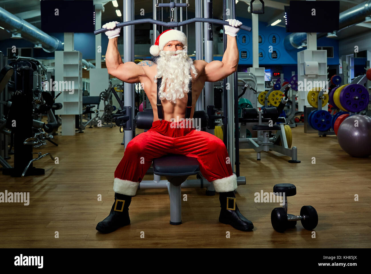 Santa Claus culturista entrenamiento en el gimnasio de la navidad