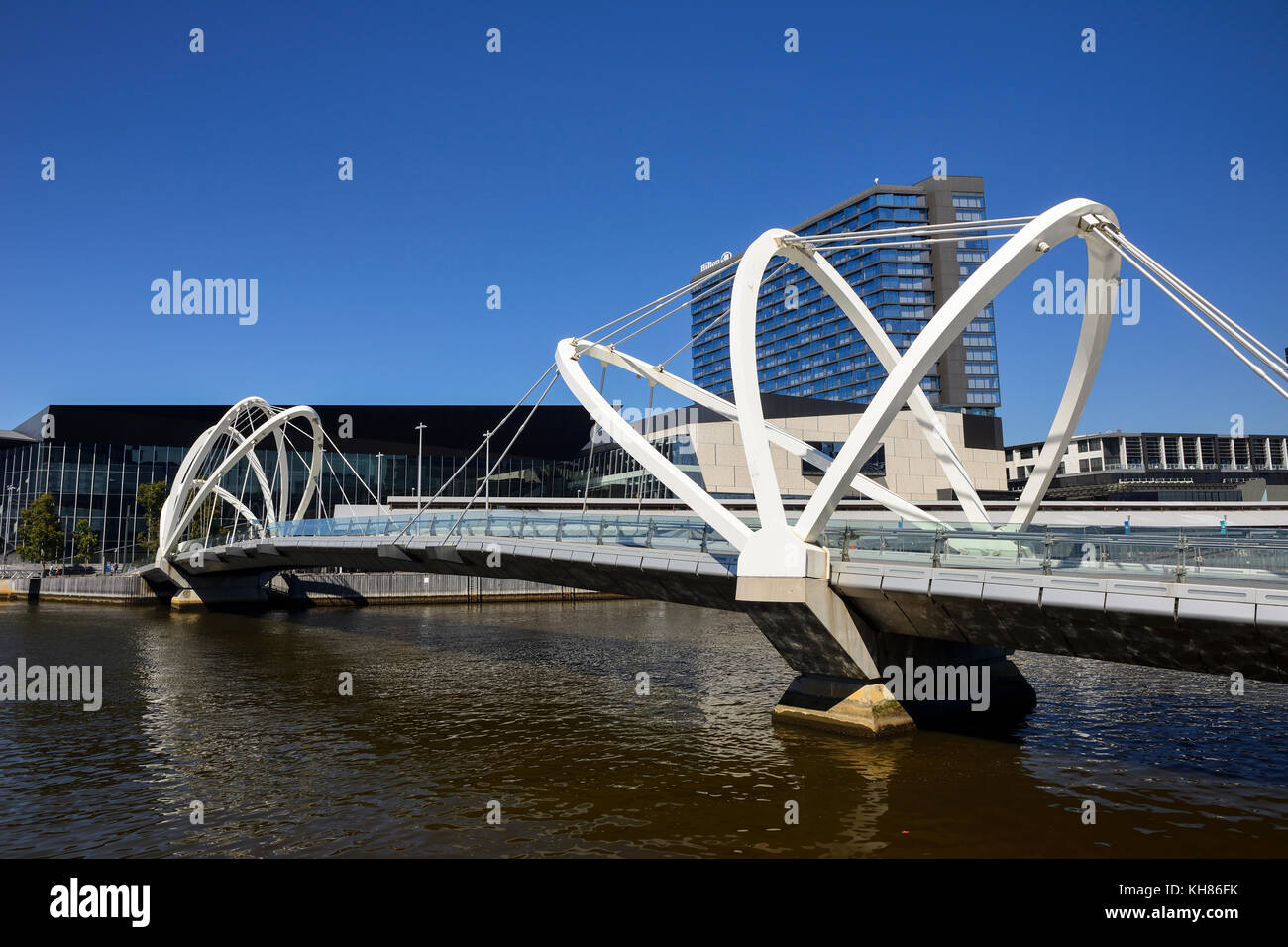 Los marinos puente sobre el río Yarra con centro de convenciones y exposiciones de Melbourne en South Wharf en el fondo - Melbourne, Victoria, Australia Foto de stock