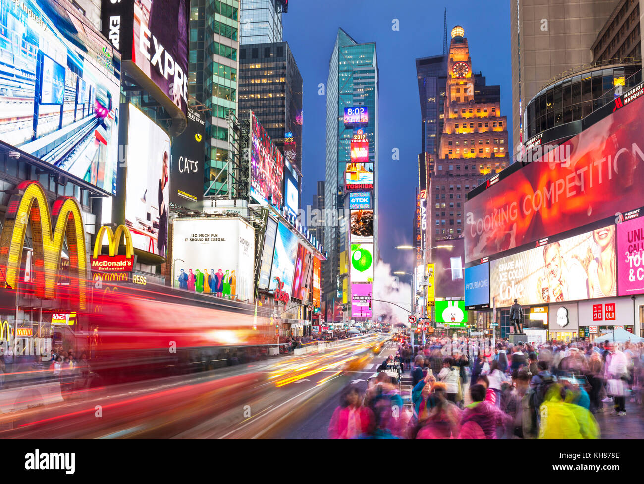 Nueva York, EE.UU. New York Times Square en la noche ocupada abarrotado de turistas en la noche de Manhattan, Nueva York, EE.UU. Estados Unidos de América Foto de stock