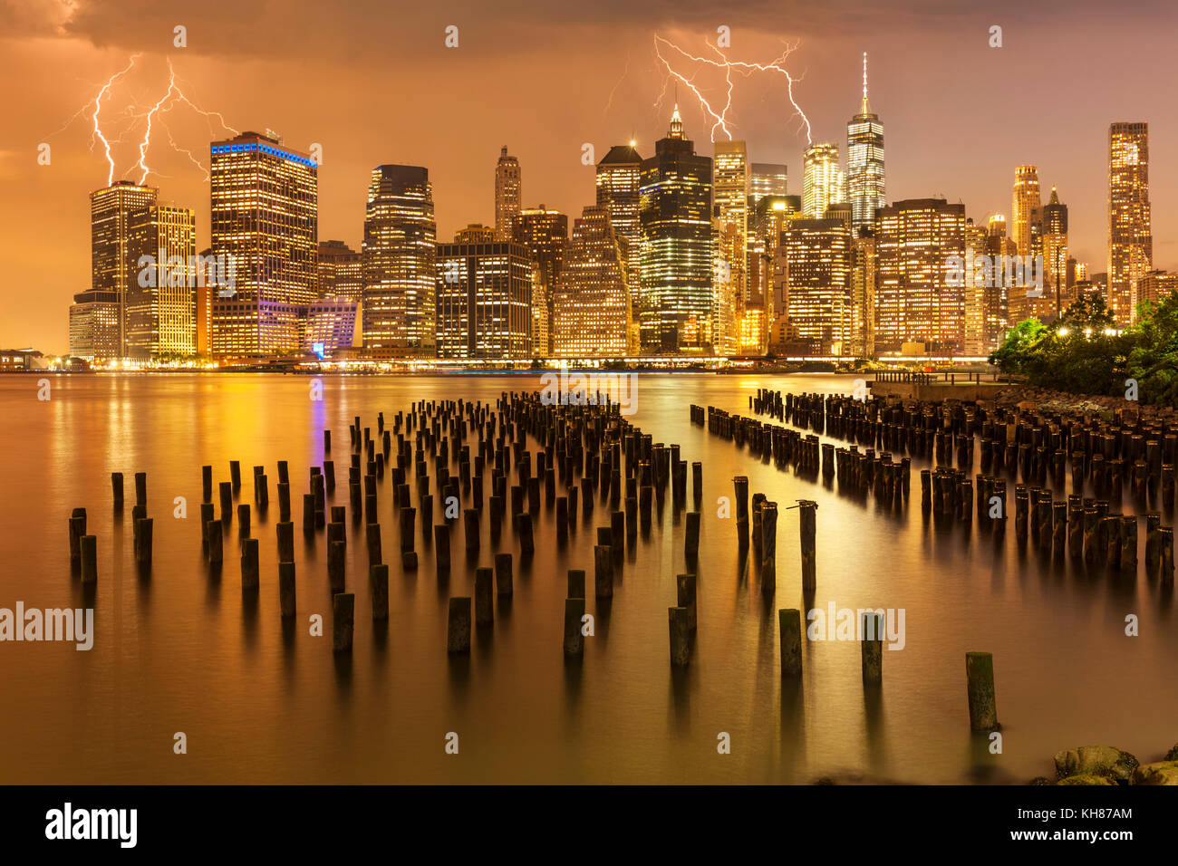 Nueva York Manhattan skyline tormenta encima del rascacielos con Brooklyn Old Pier 1 pilotes de madera de la ciudad de Nueva York el estado de Nueva York, EE.UU. Foto de stock