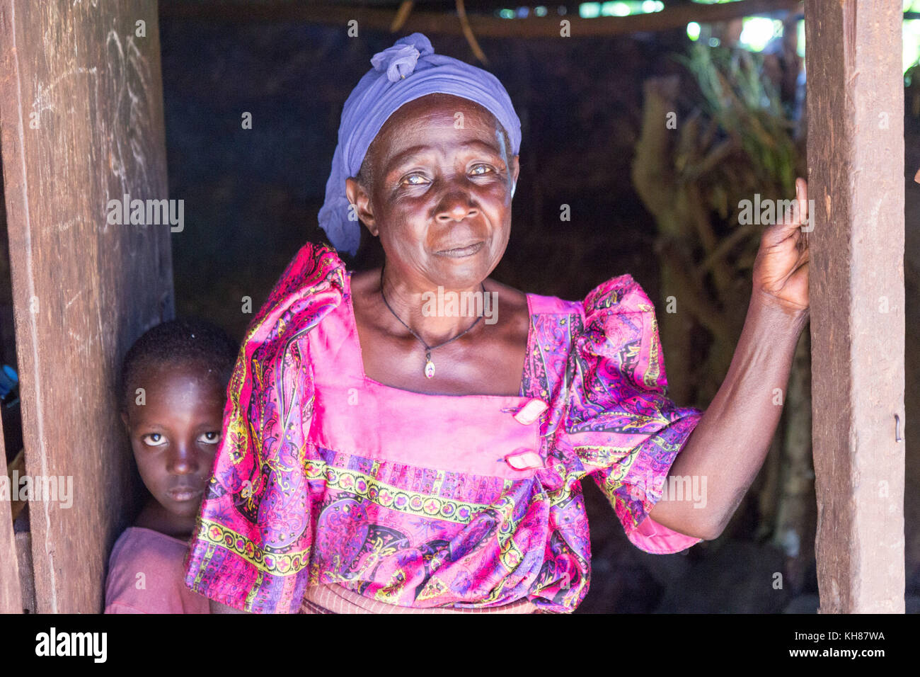 Una vieja mujer ugandesa en trajes tradicionales ugandesas ('Gomesi' o 'Busuuti') característico de las tribus de Busoga y Buganda. Foto de stock
