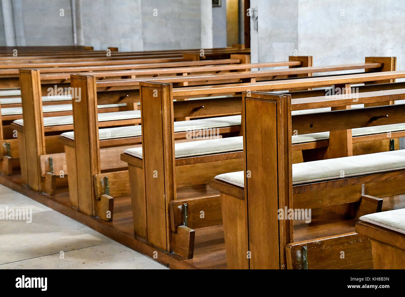 Bancas de la iglesia fotografías e imágenes de alta resolución - Alamy Bancas de la iglesia fotografías e imágenes de alta resolución - Alamy