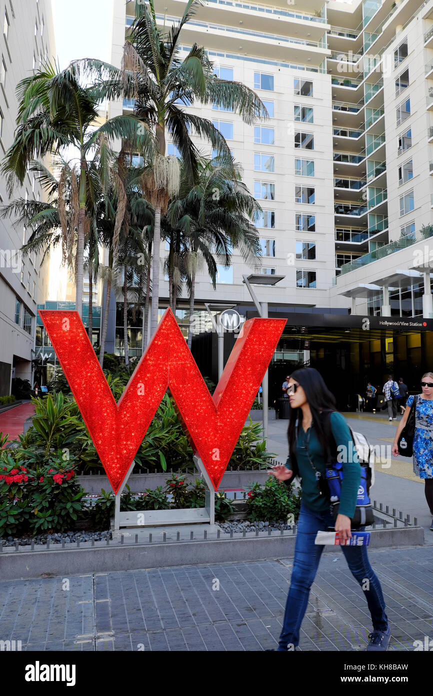 W roja Hotel firmar fuera de estación de vid de Hollywood en Hollywood Boulevard en Los Angeles, California, EE.UU. Kathy DEWITT Foto de stock