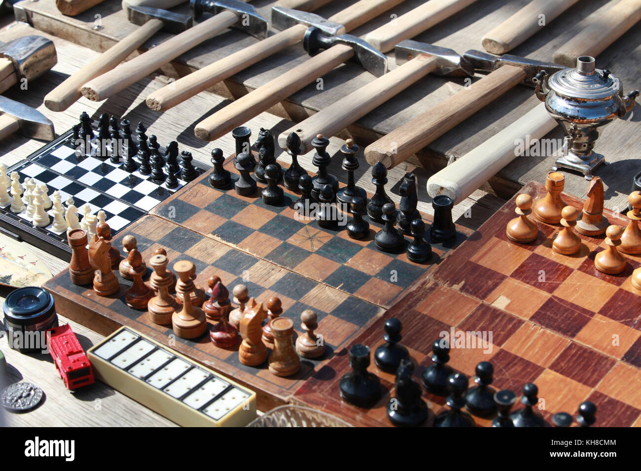 Tableros de ajedrez dominó y otros elementos Foto de stock
