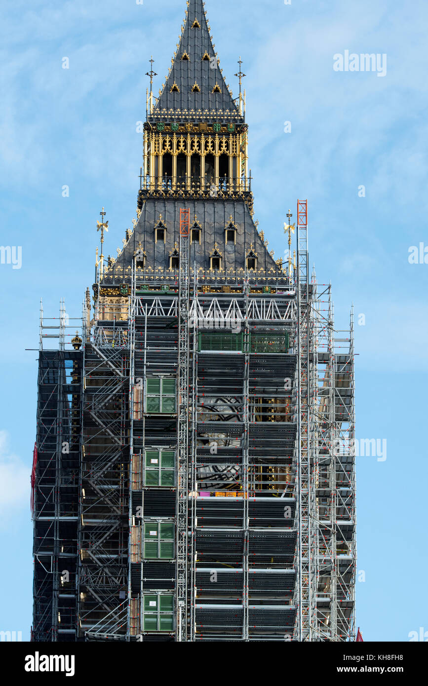 Big Ben Torre del Reloj ahora llamado el Elizabeth Tower en el Palacio de Westminster en Londres, Inglaterra está preparado para largos cuatro años de trabajos de renovación. Novem Foto de stock