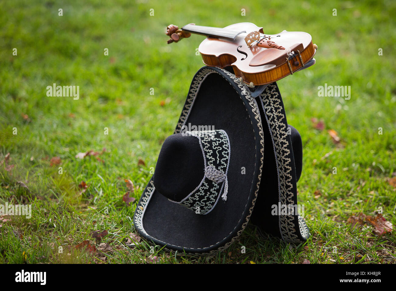 Instrumentos de música Mariachi en el suelo Fotografía de stock - Alamy