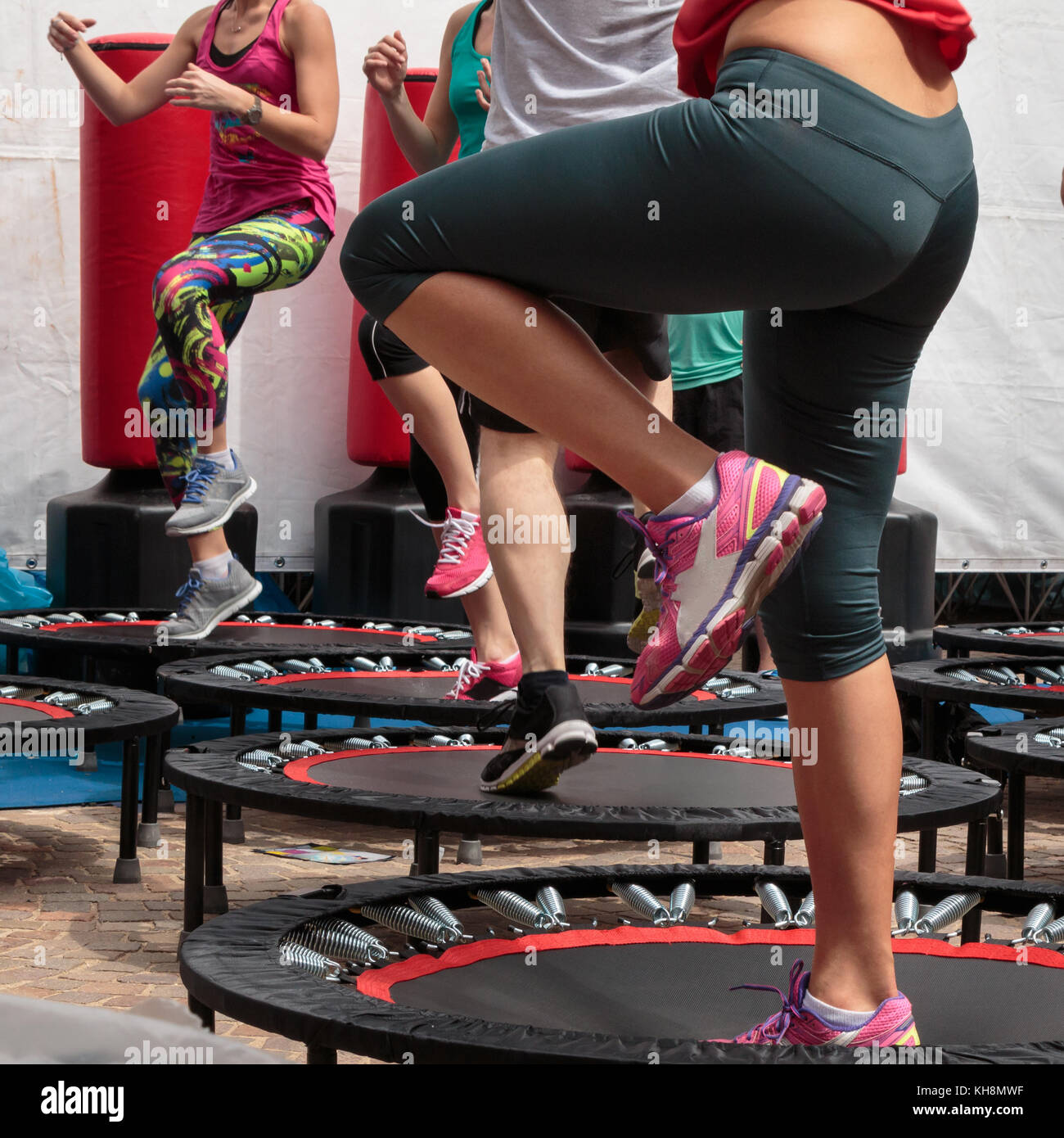 Mini trampolín: Chica haciendo ejercicios en clase de gimnasia en el  gimnasio Fotografía de stock - Alamy
