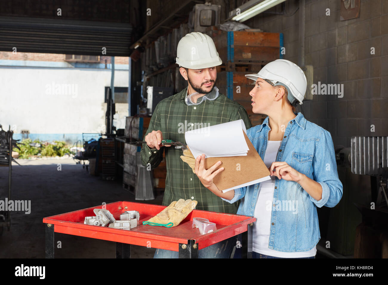 Dos trabajadores de taller con lista controling en cooperación Foto de stock