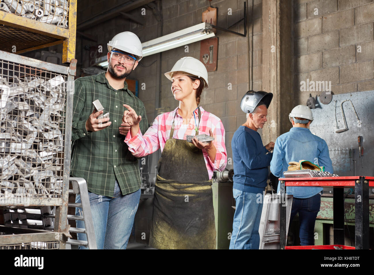 Dos jóvenes trabajadores en la fábrica durante el aprendizaje Foto de stock