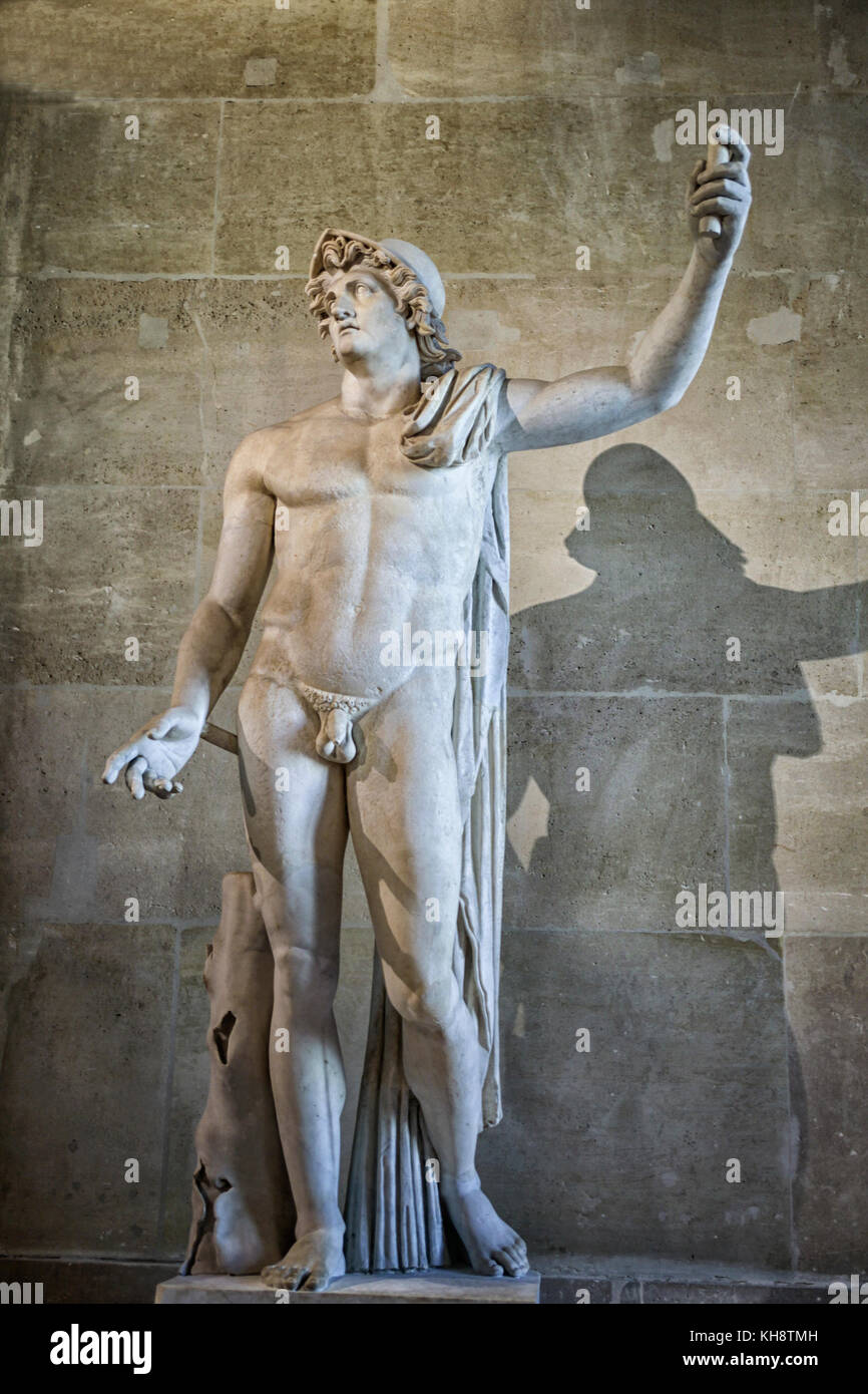Estatua de mármol de Alejandro el Grande (siglo II AC) en el Louvre. La  cabeza es antigua y ha sido conectada a otro cuerpo en el siglo XIX en ella  Fotografía de