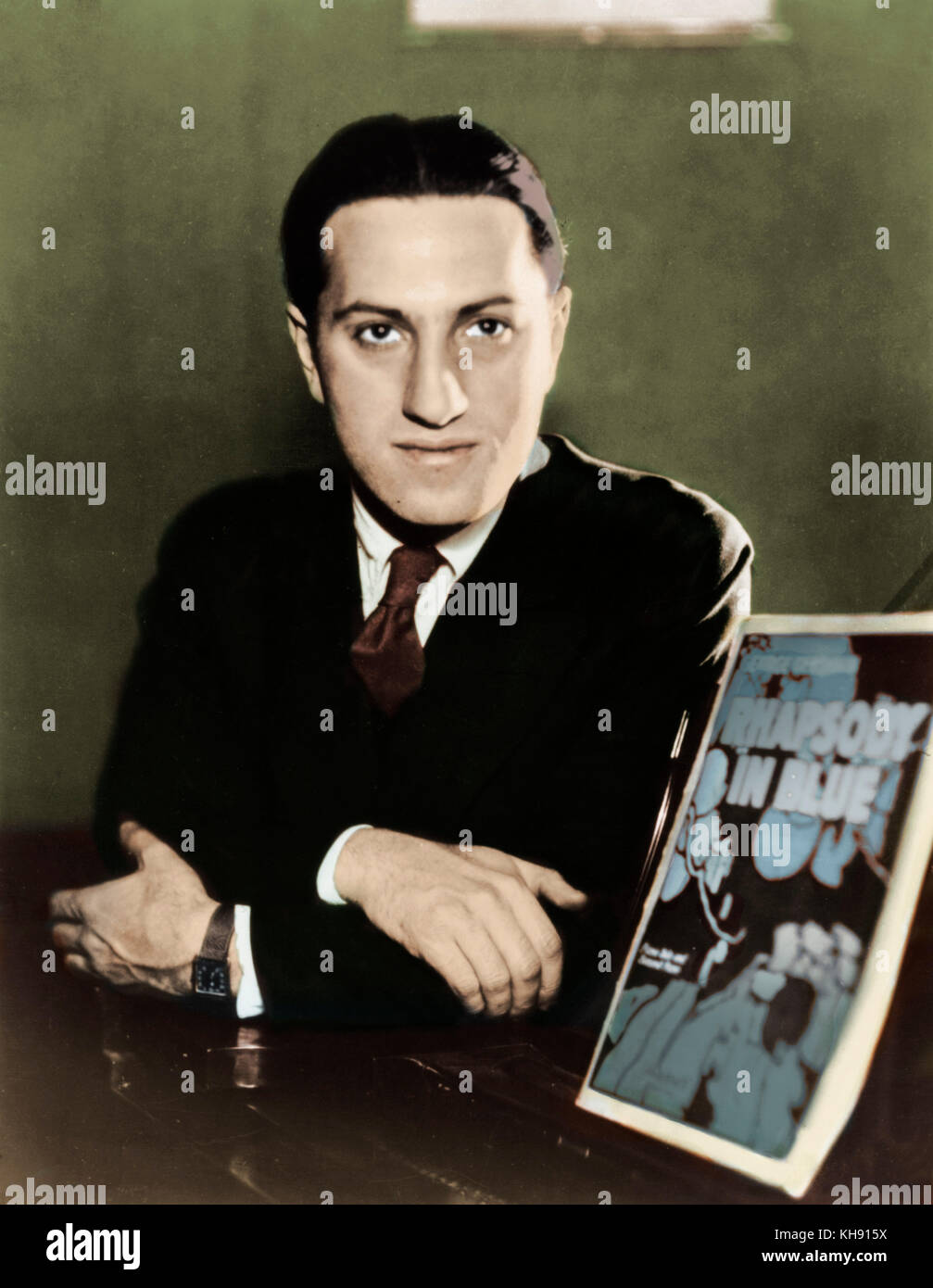George Gershwin - Retrato . junto a la puntuación de cubierta de Rhapsody in blue. El compositor y pianista estadounidense el 26 de septiembre de 1898 - 11 de julio de 1937 Foto de stock